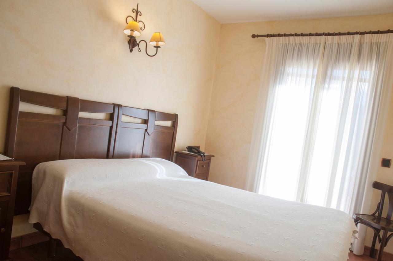Hostal Rural Los Telares Pastrana Buitenkant foto