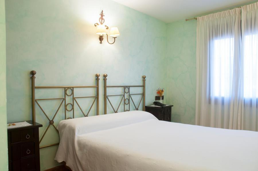 Hostal Rural Los Telares Pastrana Buitenkant foto